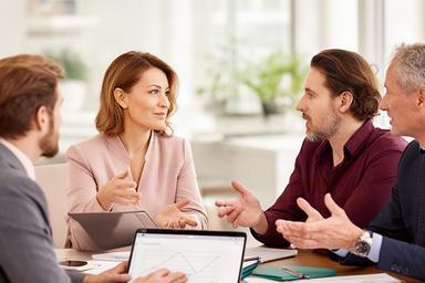 CFO im Gespräch mit einem Schweizer Mittelstandsteam über Finanzprognosen