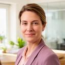 Laura Brunner, Geschäftsführerin, im hellen Büro von Sophies Budgetplanung in Bernex