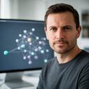 Marc Lehmann, Leiter Technologie, mit Datenmodell auf einem Bildschirm in Lausanne
