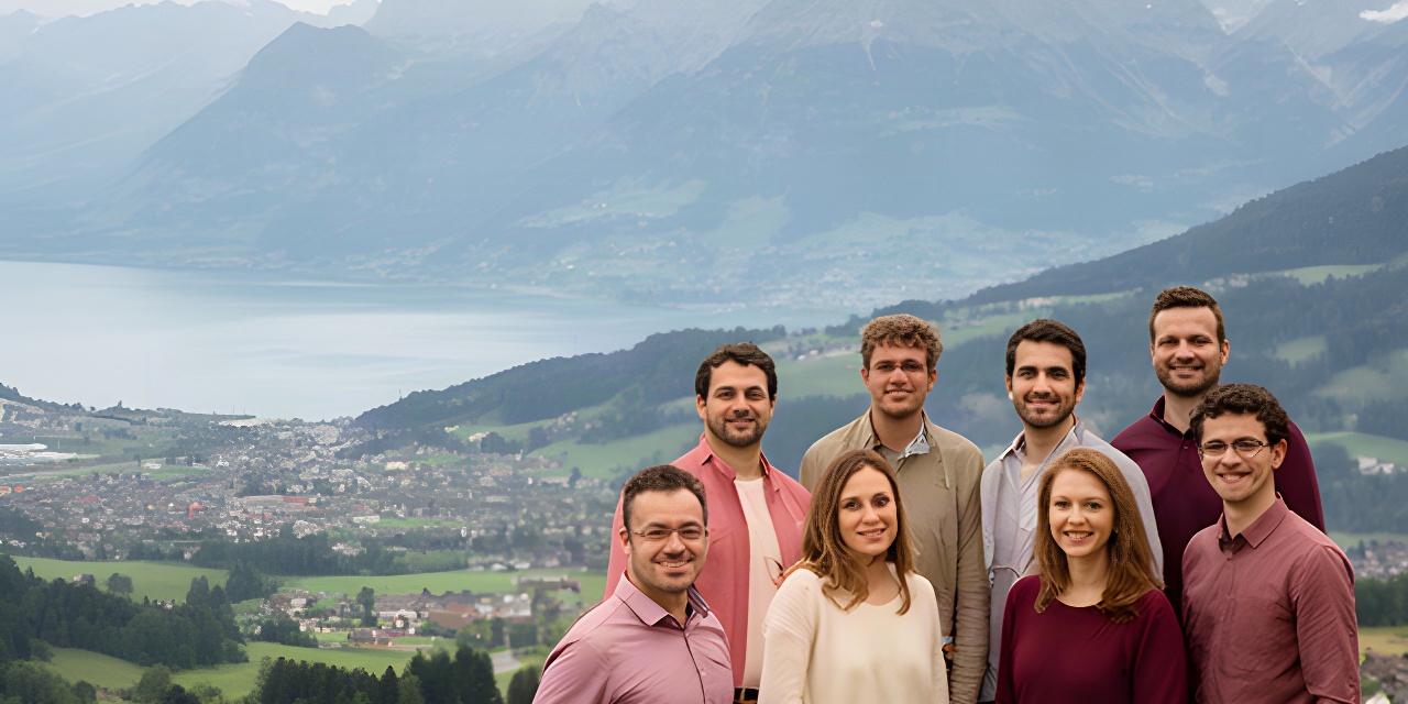 Team von Sophies Budgetplanung vor den Bergen bei Bernex mit Blick auf die Genferseeregion